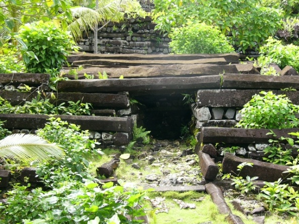 Nan Madol - Entrada a la tumba de Saudeleur