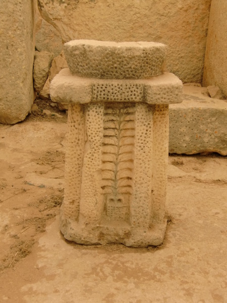 Pedestal de altar con "arbol de la vida" tallado