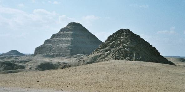 Pirámide de Unis (en el fondo la de Djoser, III dinastía)