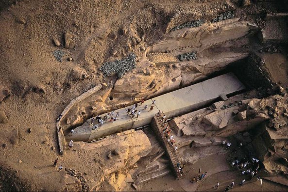 El obelisco inacabado de Asuán de 1.200 toneladas aprox.