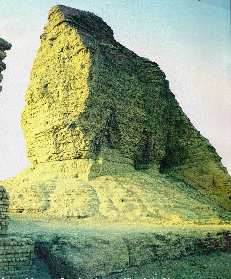 El ziggurat de Dur-Kurigalzu fue construido en el s. XIV AEC por el rey kasita Kurigalzu. La estructura central se compone de ladrillos secados al sol.