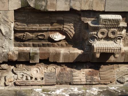Relieves del templo de Quetzalcoatl