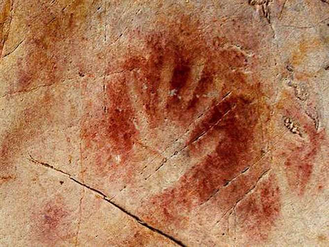 Stencil de la mano en la Cueva del Castillo, de por lo menos 37.300 años de antigüedad.